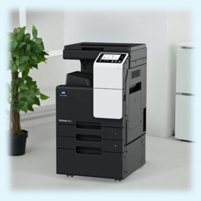 ineo+ 251i Konica Minolta Drucker vor Bürohintergrund